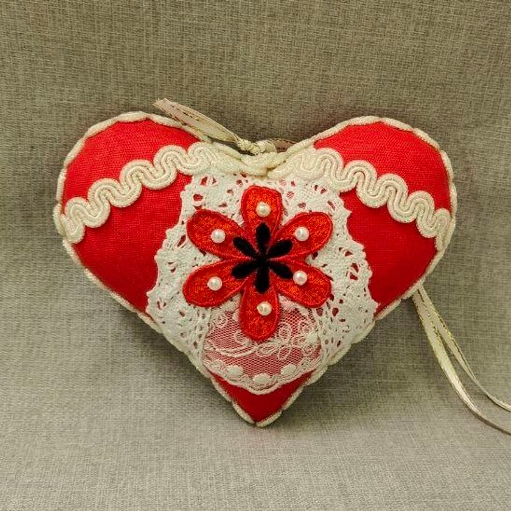 Ёлочная игрушка Сердце с вышивкой