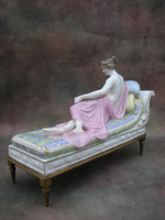 Статуэтка. Фарфор. Дама на кушетке с яблоком в руке. Sevres. Франция