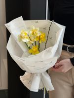 Букет из нарциссов и прунуса