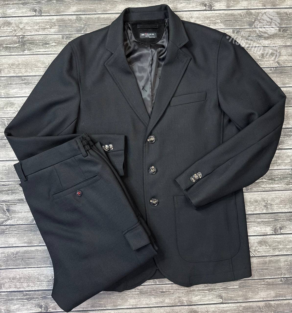 Классический костюм Kiton