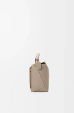 Loewe Маленькая сумка Puzzle Edge из мягкой зернистой телячьей кожи, цвет глины