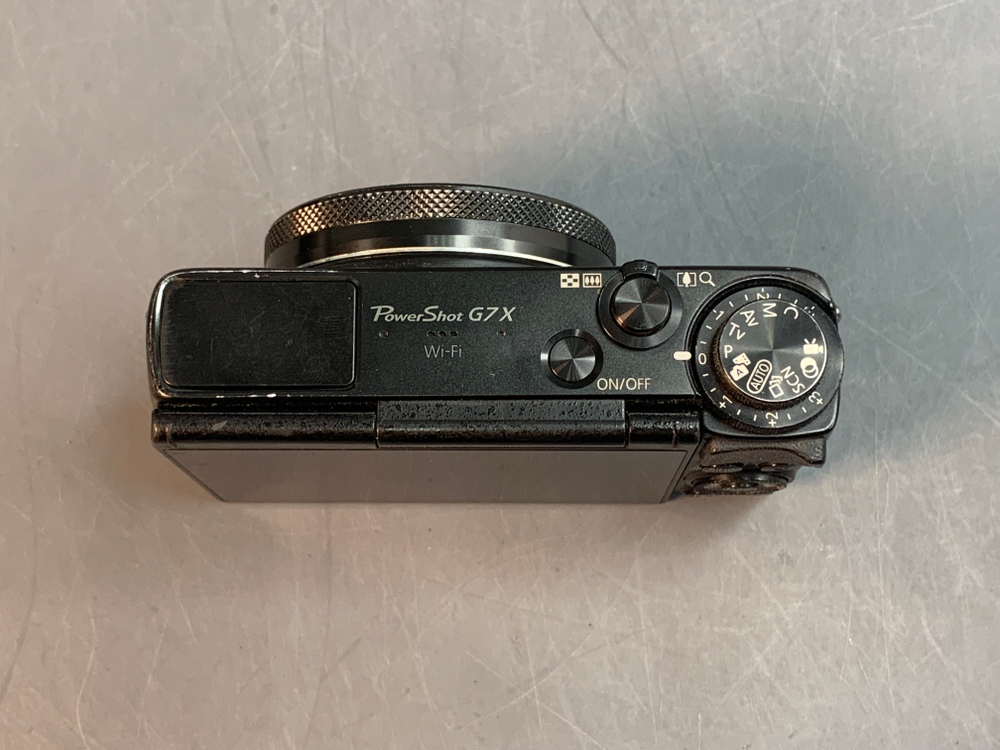 Canon PowerShot G7X едва заметный скол на экране