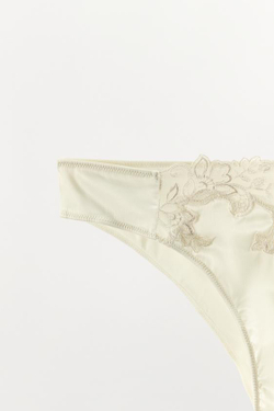 ZARA АТЛАСНЫЕ ТРУСЫ С КРУЖЕВОМ, ЭКРЮ