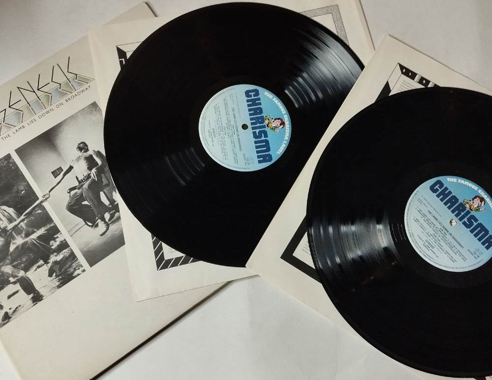 Винтажная виниловая пластинка LP Genesis The Lamb Lies Down On Broadway (UK 1974) Fly On A Windshield