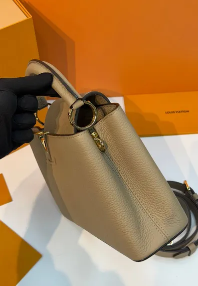 Сумка Louis Vuitton Capucines BB серо-бежевый
