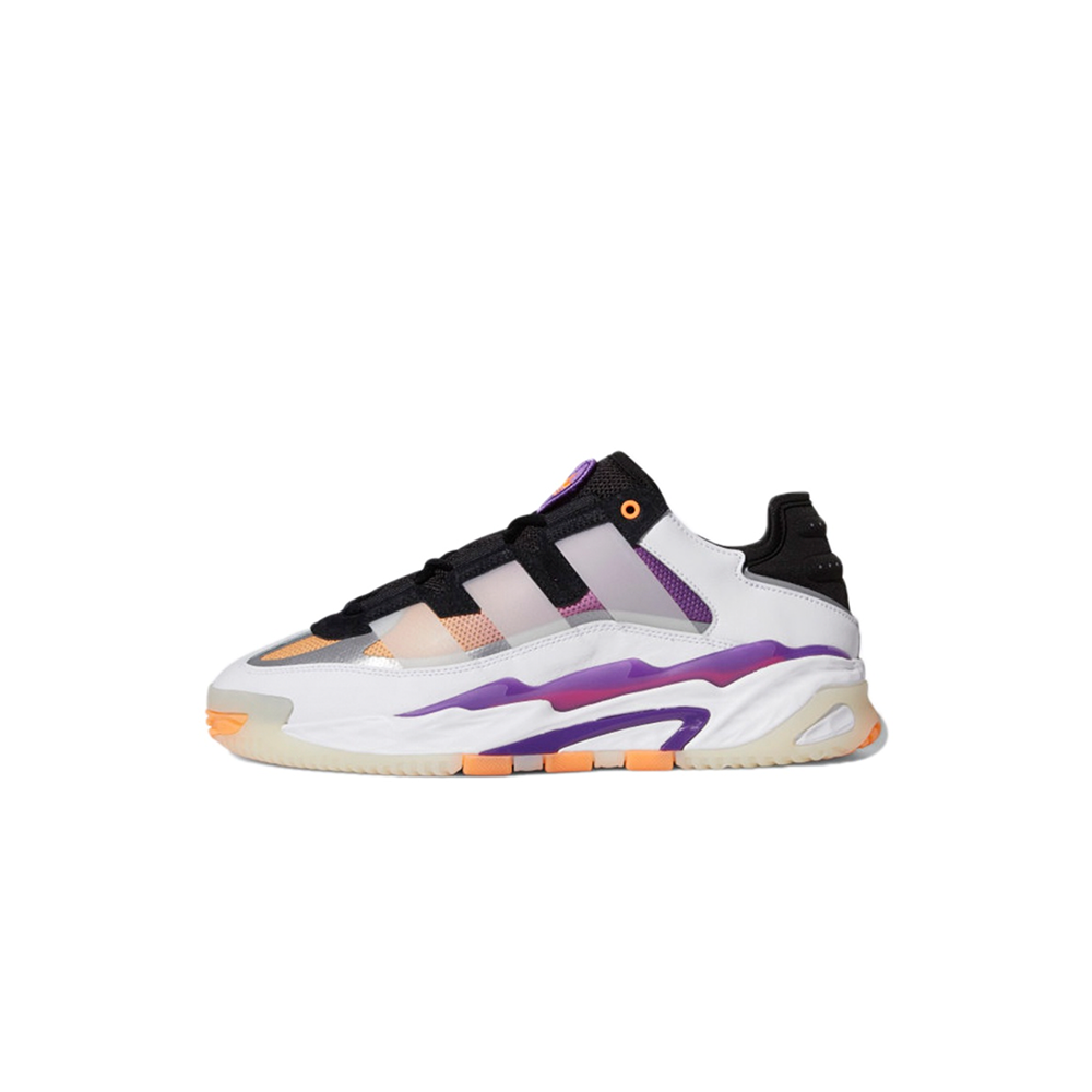alt="adidas Niteball White Black Purple S24138 белые кроссовки с фиолетовыми акцентами вид сбоку на белом фоне"