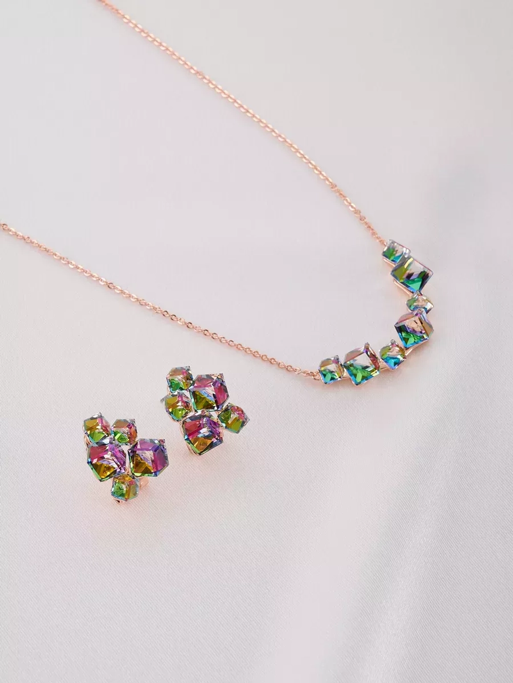 Колье дуга Мираж с зелеными кристаллами Swarovski