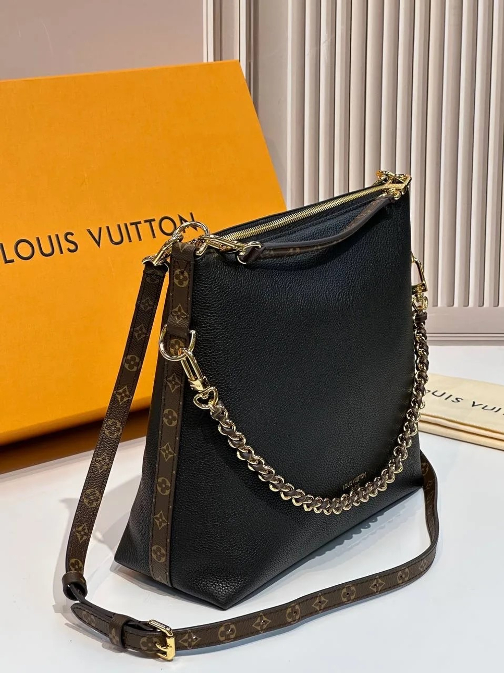 Черная сумка Louis Vuitton Multipass