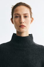 Вязаное платье с воротником-полуводолазкой - H&M