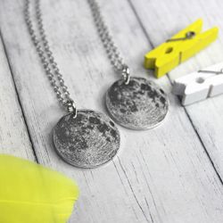 Парные кулоны подвески Две Луны с гравировкой на заказ