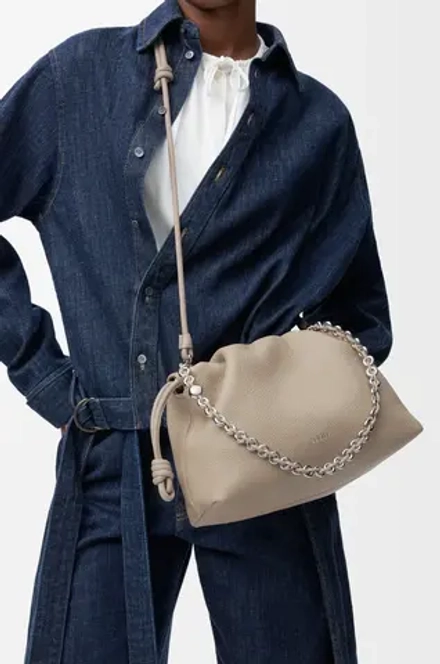 Loewe Сумка Flamenco среднего размера из зернистой телячьей кожи, цвет глины