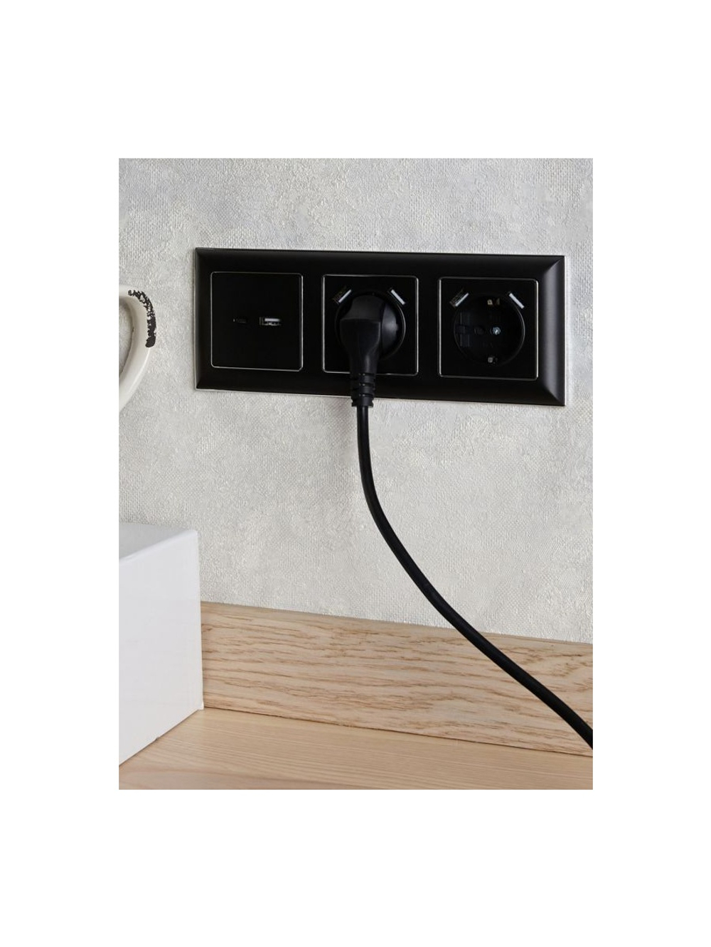 Розетка BRITE РЮш10-1-БрЧ 16А с USB A+A 2.1А с заземл. защ. шторки механизм черн. IEK BR-R14-16-U21-D21-K02