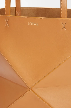 Loewe Средняя складная сумка-тоут Puzzle Fold из блестящей телячьей кожи, светло-коричневый