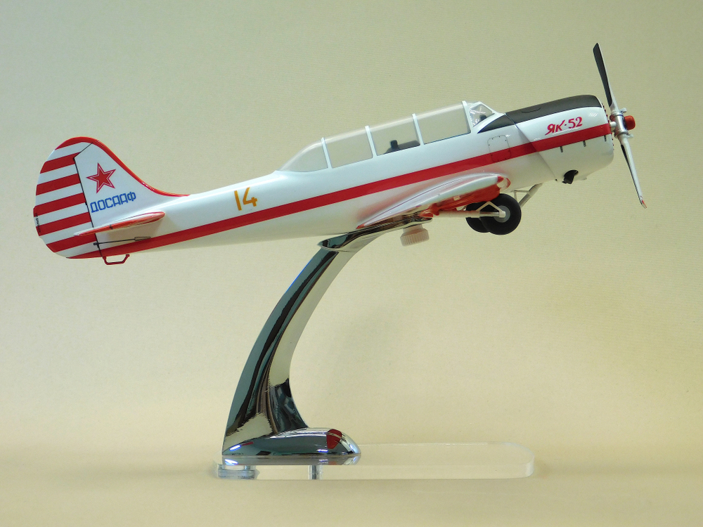 Модель самолета Як-52 (М1:30, ДОСААФ СССР) шасси убраны