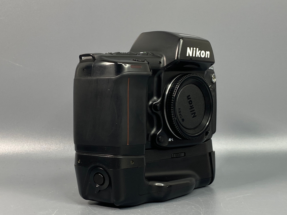 Nikon F90X + MB-10