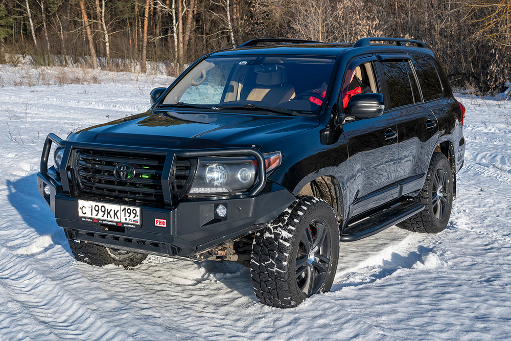 Бампер силовой передний Toyota Land Cruiser 200 2007-2015 c доп. фарами, защитной дугой и защитой бачка омывателя РИФ
