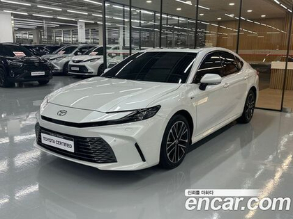 Toyota Camry 2.5 XLE Hybrid — 2025