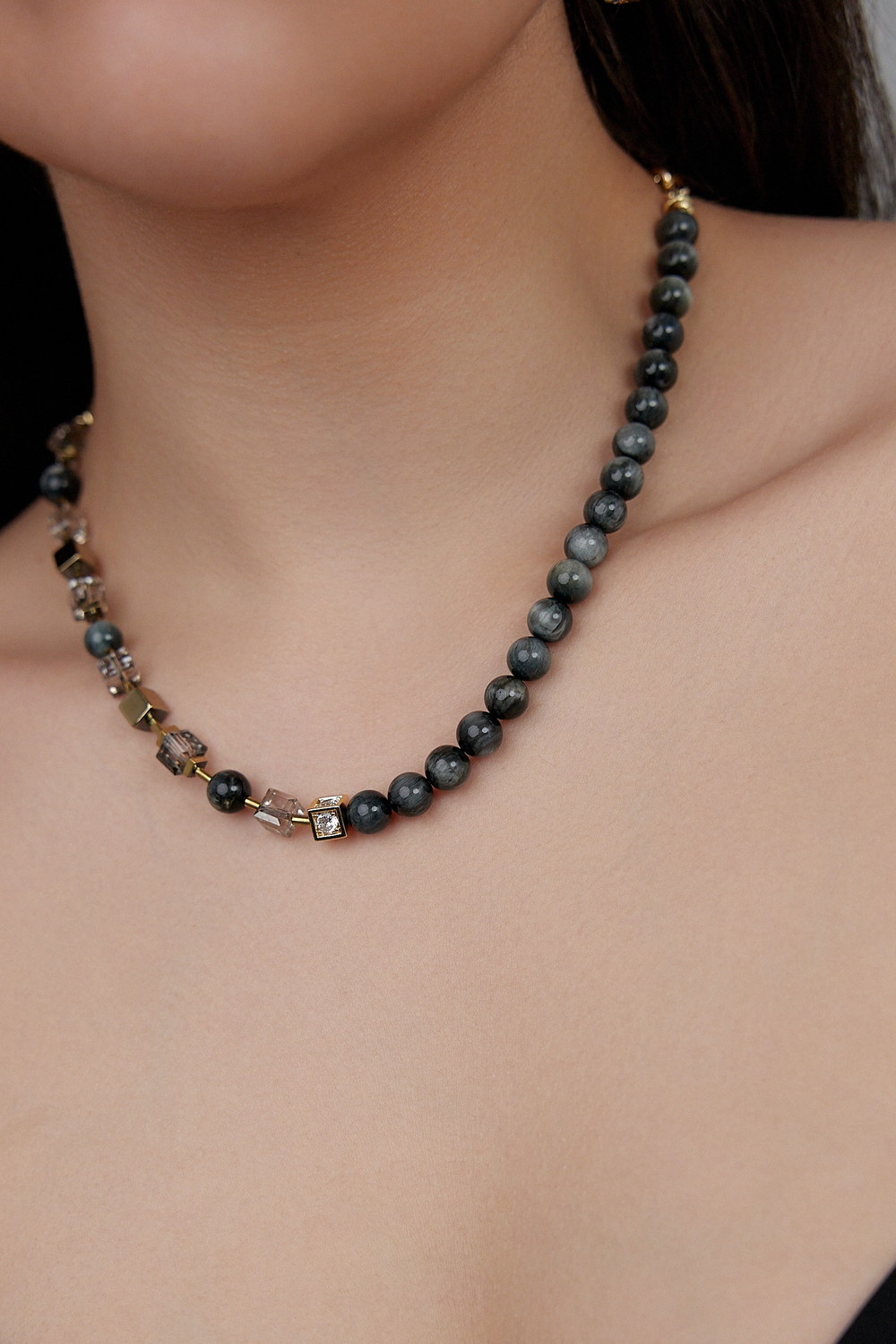Колье асимметричное с кошачим глазом и кубиками Swarovski, оттенок золото