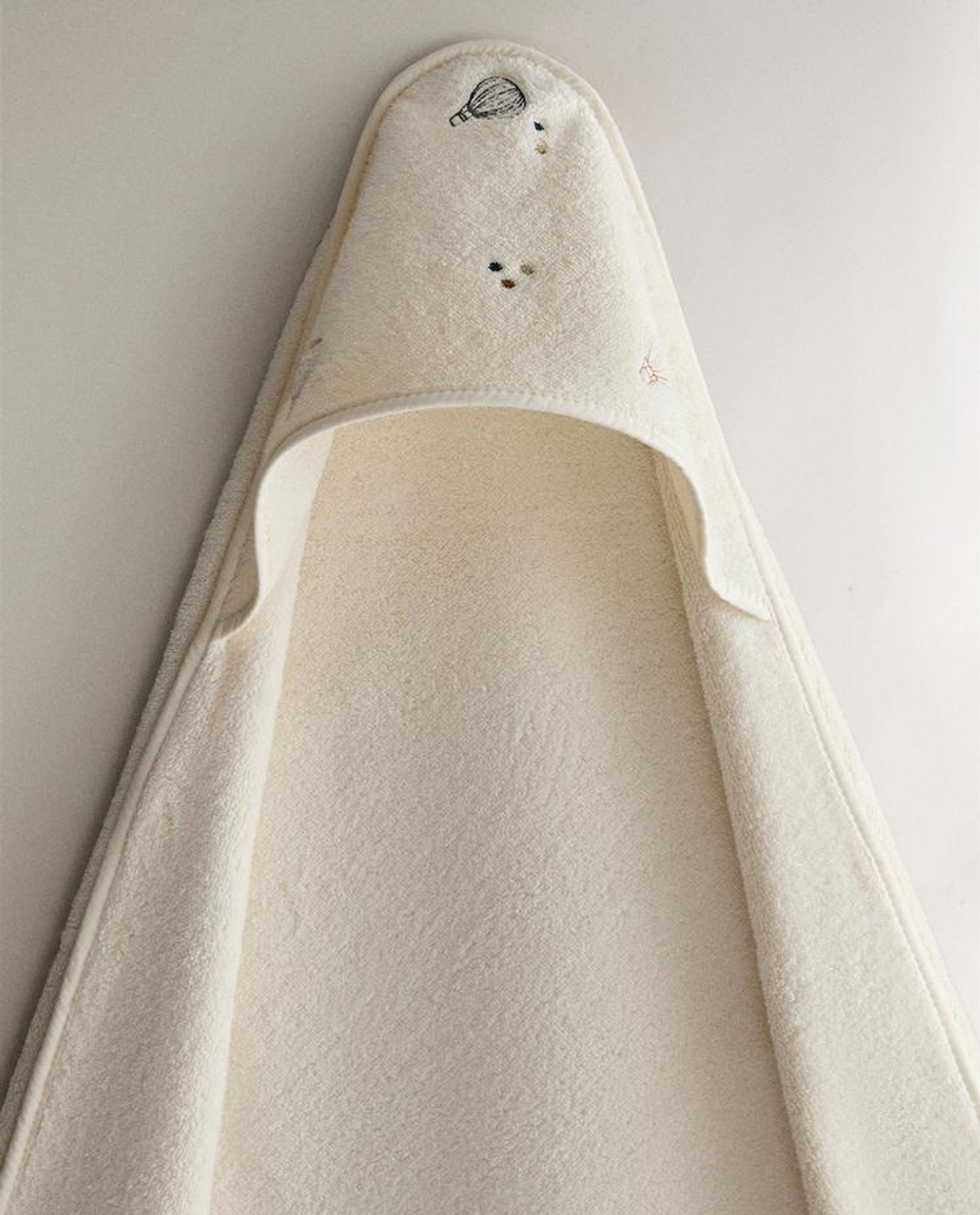 ZARA HOME ДЕТСКОЕ БАННОЕ ПОЛОТЕНЦЕ С ВЫШИВКОЙ, СВЕТЛО-БЕЖЕВЫЙ
