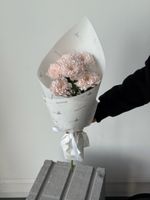 Букет - комплимент с хризантемой в персиковом оттенке 1 шт