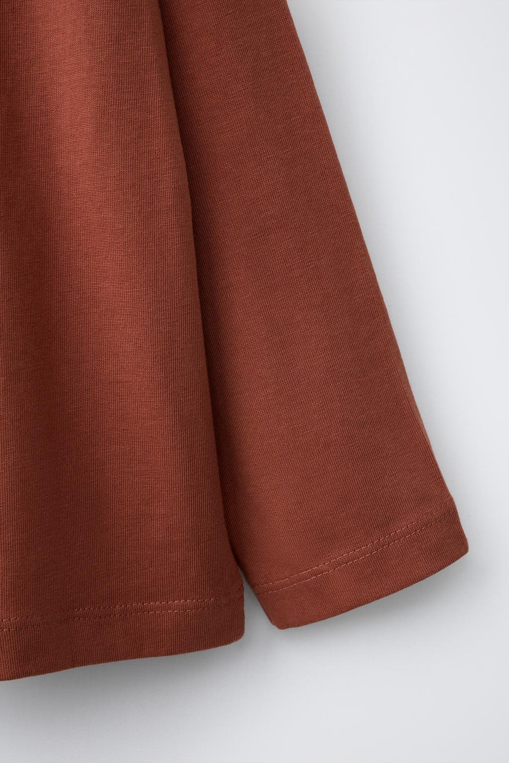 ZARA ФУТБОЛКА С ПРИНТОМ, ТЕМНЫЙ ЧЕРЕПИЧНЫЙ