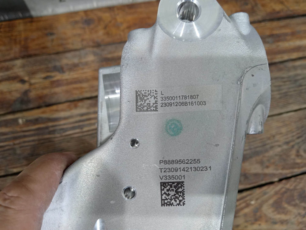 Кулак поворотный левый Geely Monjaro 21-нв Новое Оригинал 4048088200