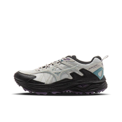 alt="Mizuno Racer Trail Arctic Grey вид сбоку на природном фоне"