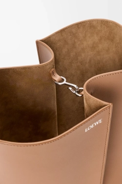 Loewe Средняя сумка-ведро Bilbao из гладкой телячьей кожи, мокко