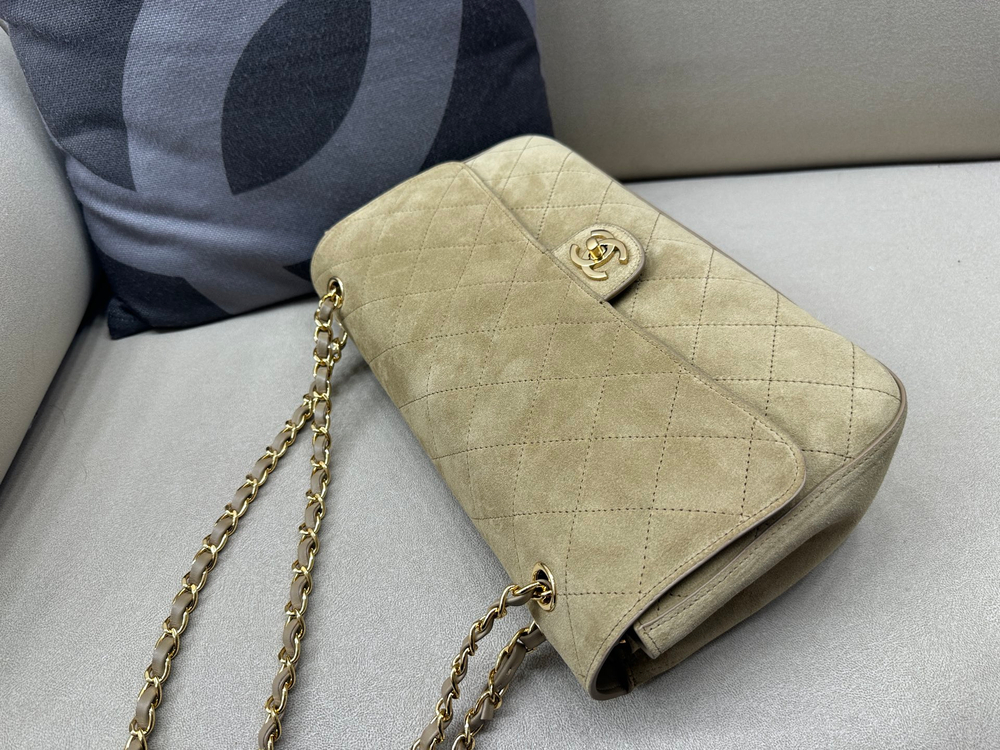 Женская сумка Chanel с замшевым эффектом — бежевая, 32 см — фото 4