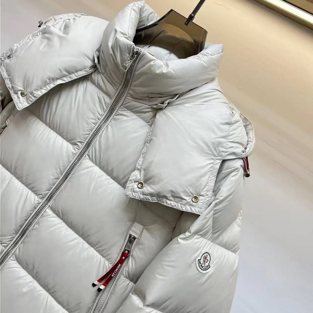Мужской пуховик Moncler цвета слоновой кости