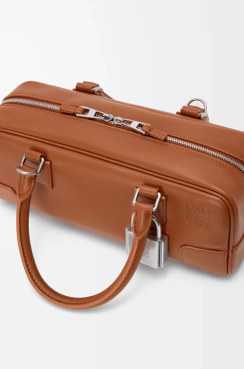 Loewe Укороченная сумка Amazona 23 из блестящей телячьей кожи, светло-коричневый