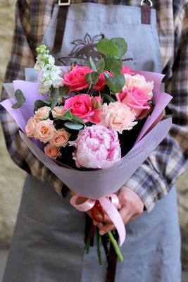Букет №7 (пионы, кустовые розы, эвкалипт, гвоздики, маттиола)
