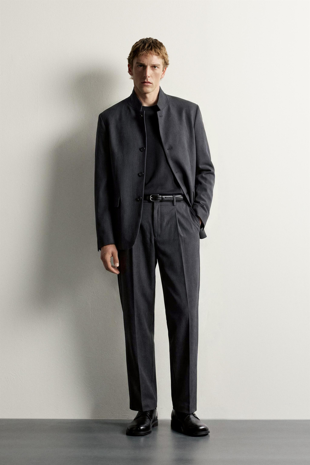 КОСТЮМНЫЕ БРЮКИ КЛАССИЧЕСКОГО КРОЯ СО СКЛАДКАМИ — ZARA