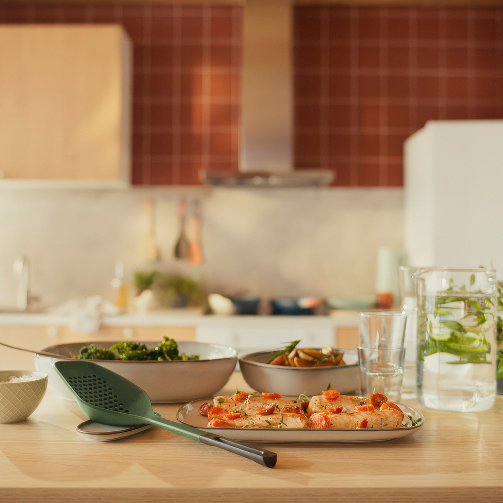 IKEA KNORRHANE  (ИКЕА КНОРРХАНЕ)  -  Ложка-шумовка - тёмно-зелёная/антрацит 34 см