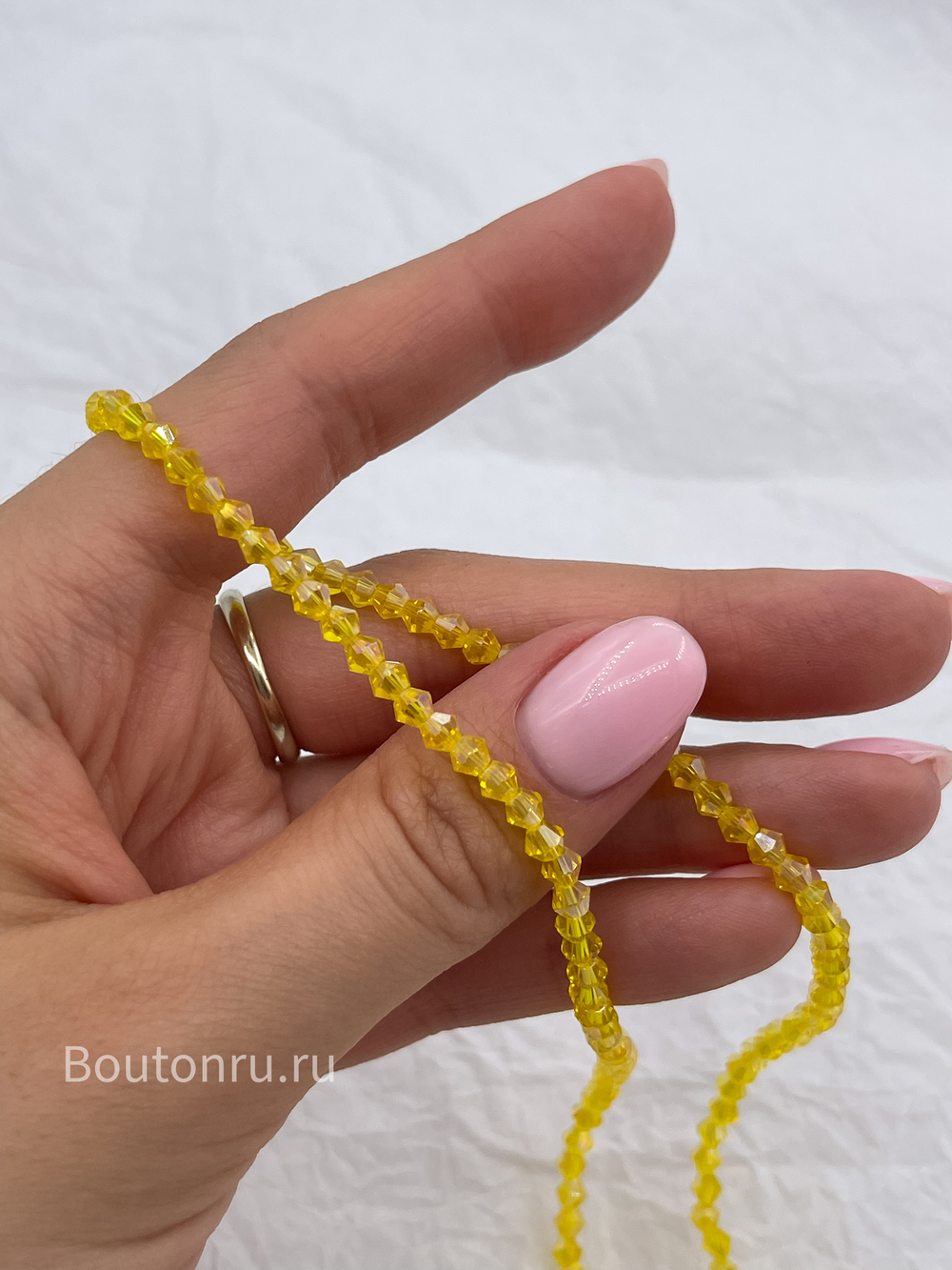 Бусины стеклянные биконусы на нити желтые