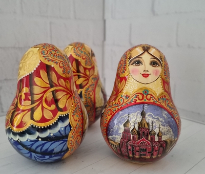 Неваляшка с видом города 15см