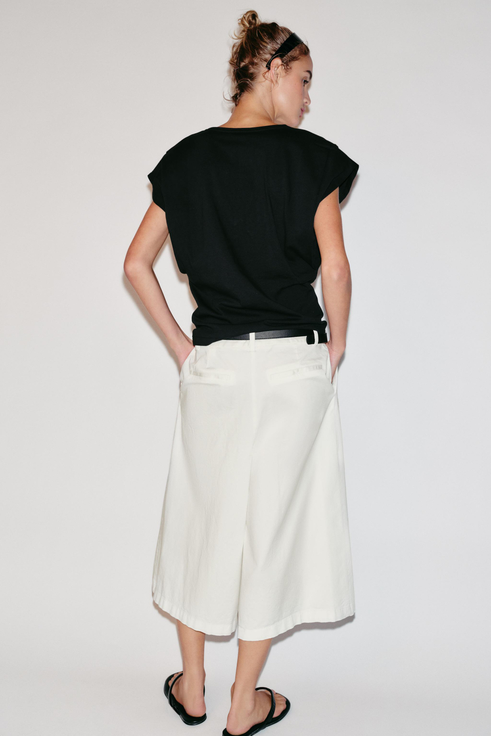 ХЛОПКОВАЯ ФУТБОЛКА С V-ОБРАЗНЫМ ВЫРЕЗОМ — ZARA