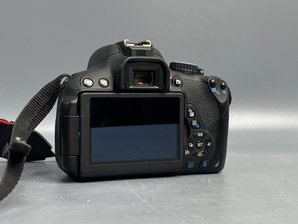 Canon 650D kit 18-55mm IS II 4.000 кадров