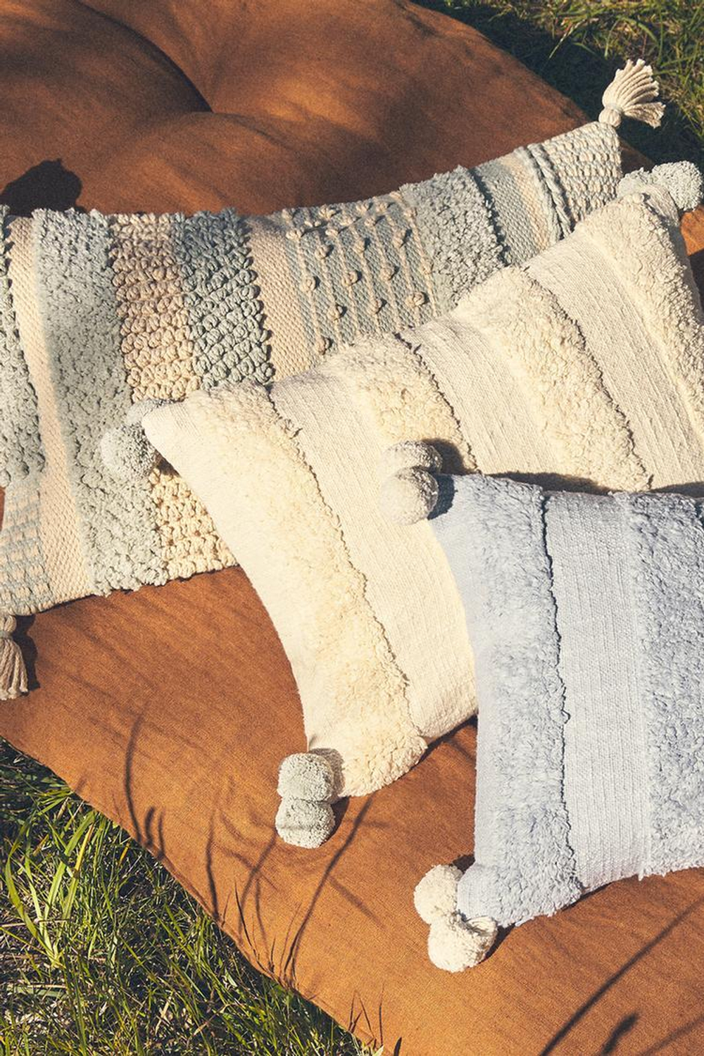 ZARA HOME ЧЕХОЛ ДЛЯ ДЕКОРАТИВНОЙ ПОДУШКИ С ПОМПОНОМ, СИНИЙ