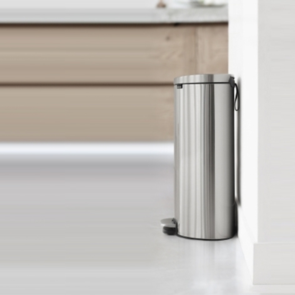Ведро Brabantia FlatBack 30л матовое стальное возле стены