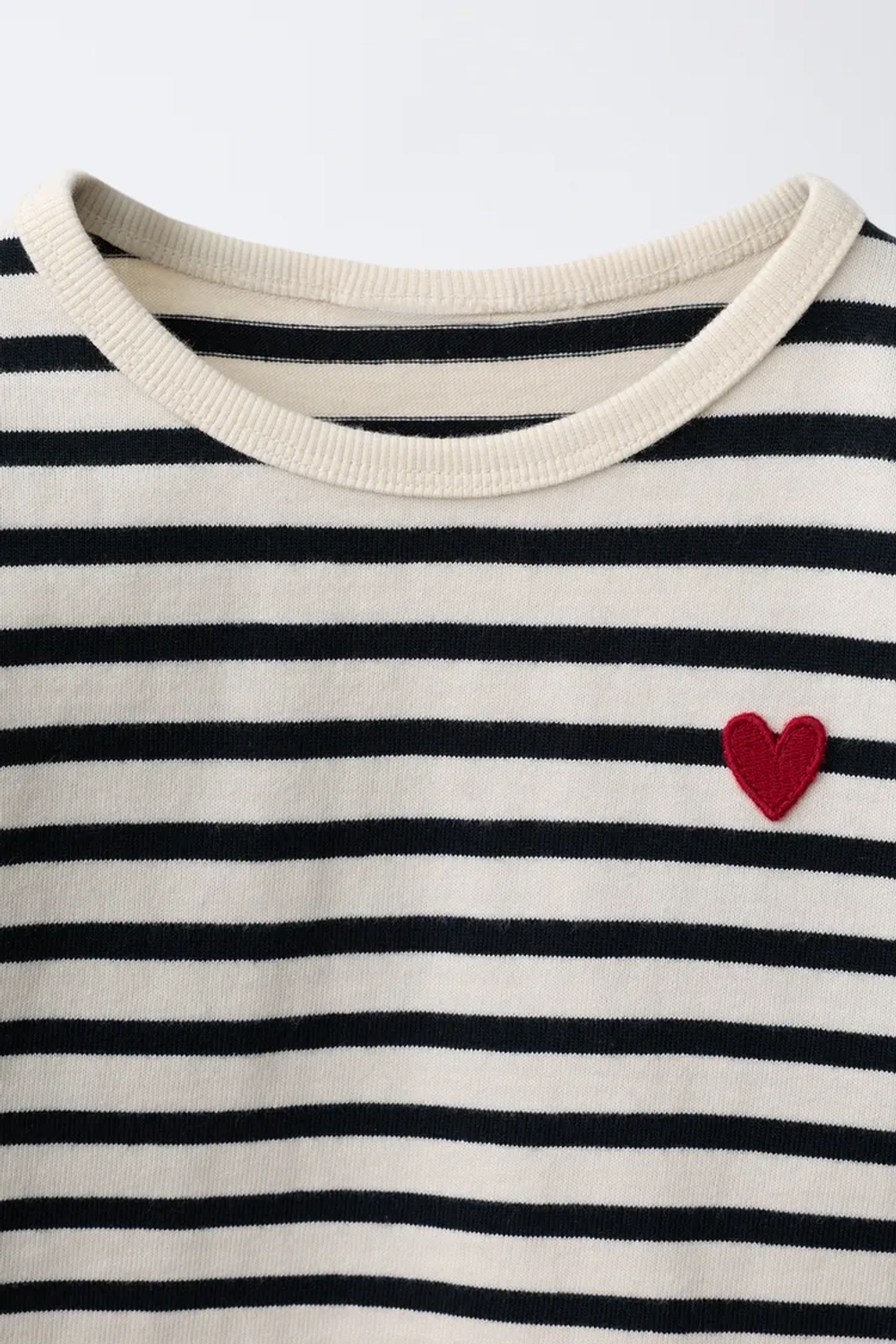 ZARA ЛОНГСЛИВ В ПОЛОСКУ С ВЫШИВКОЙ «СЕРДЦЕ», ЧЕРНЫЙ