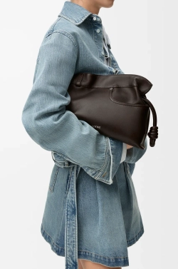 Loewe Сумка-клатч среднего размера Panta Flamenco из блестящей телячьей кожи, темно-коричневый