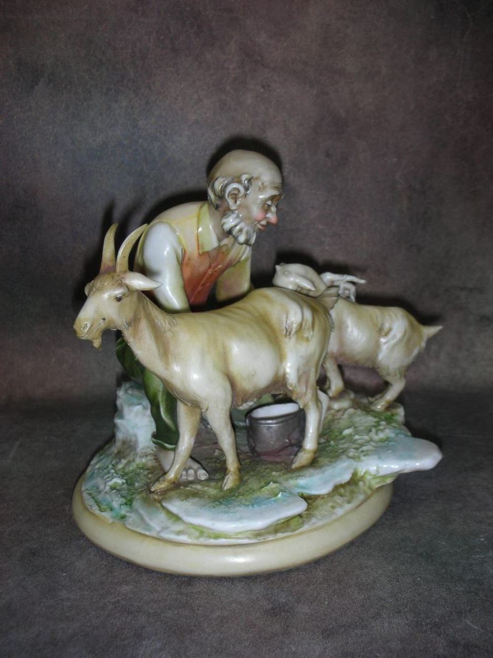 Статуэтка. Фарфор. Сельские заботы. Capodimonte. Италия