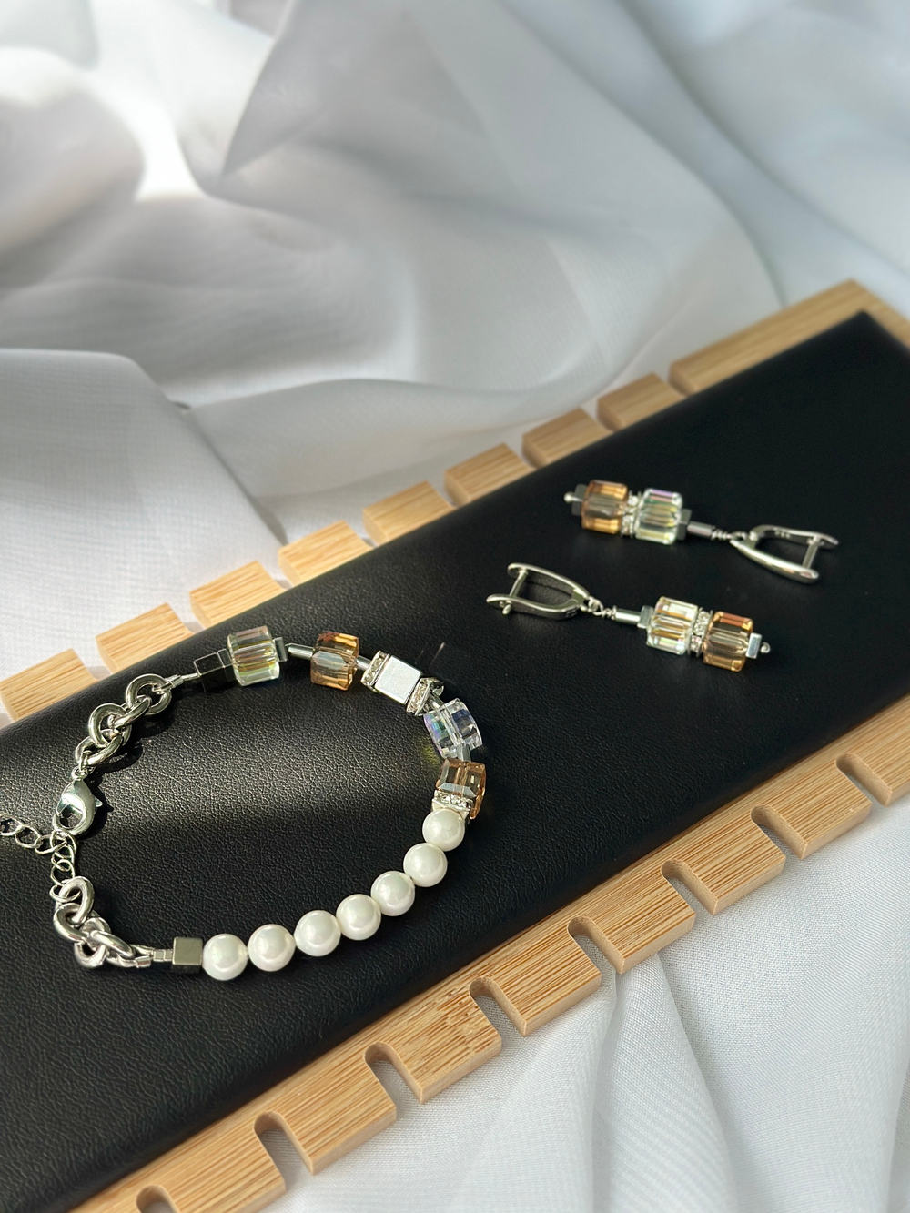 Браслет из телесных и прозр.кристаллов Swarovski, белого жемчуга Майорка и гематита, серебро. Размер регулируется.