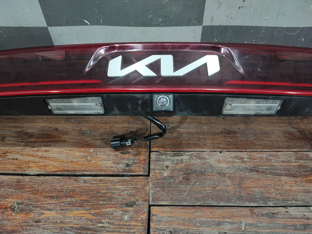 Фонарь центральный битый Kia Carnival 4 Оригинал 92409R0320