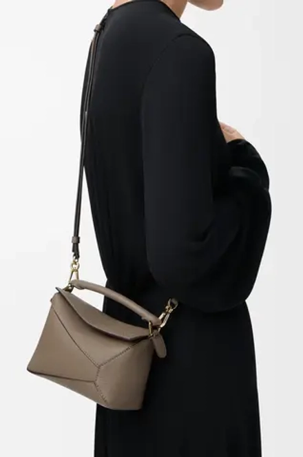 Loewe Мини-сумка Puzzle Edge из мягкой зернистой телячьей кожи, серо-коричневый