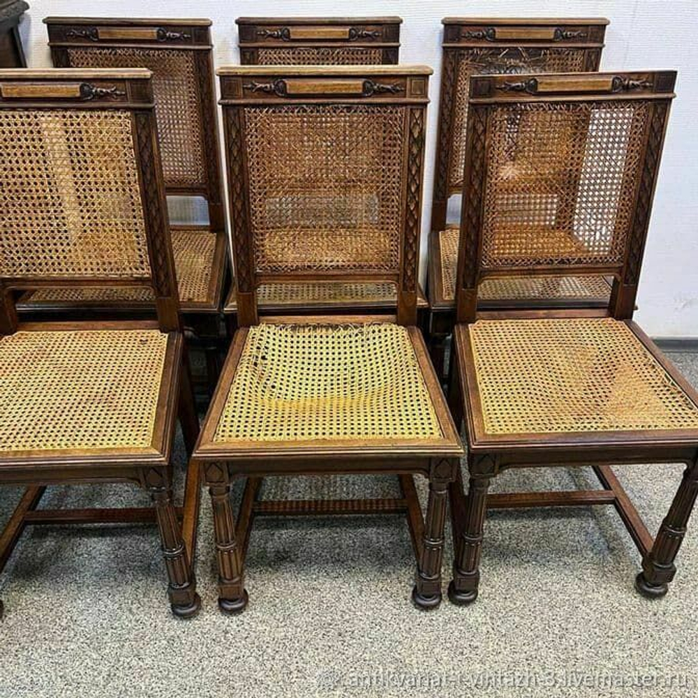 Старинные стулья с ротангом