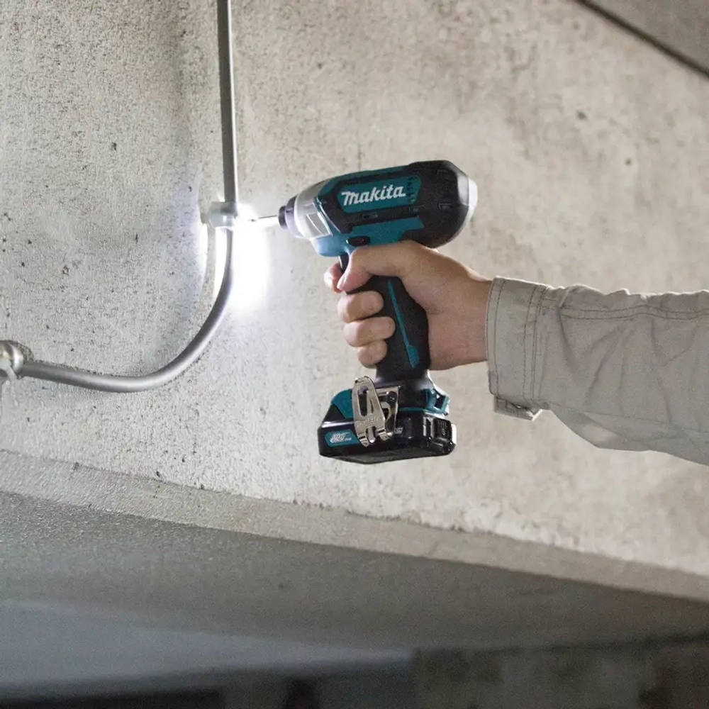 Аккумуляторный ударный шуруповерт Makita TD110DWAE