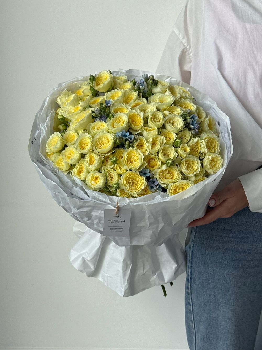 Букет из кустовой розы и оксипеталума