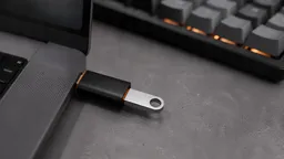 Переходник USB-A на USB-C с USB-A накопителем на рабочем столе